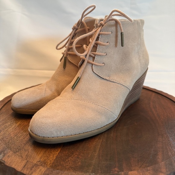Toms Hyde Sand Suede Leather Creamy Tan Lace Up Wedge Heel Ankle Bootie Size 8.5 - Picture 1 of 9